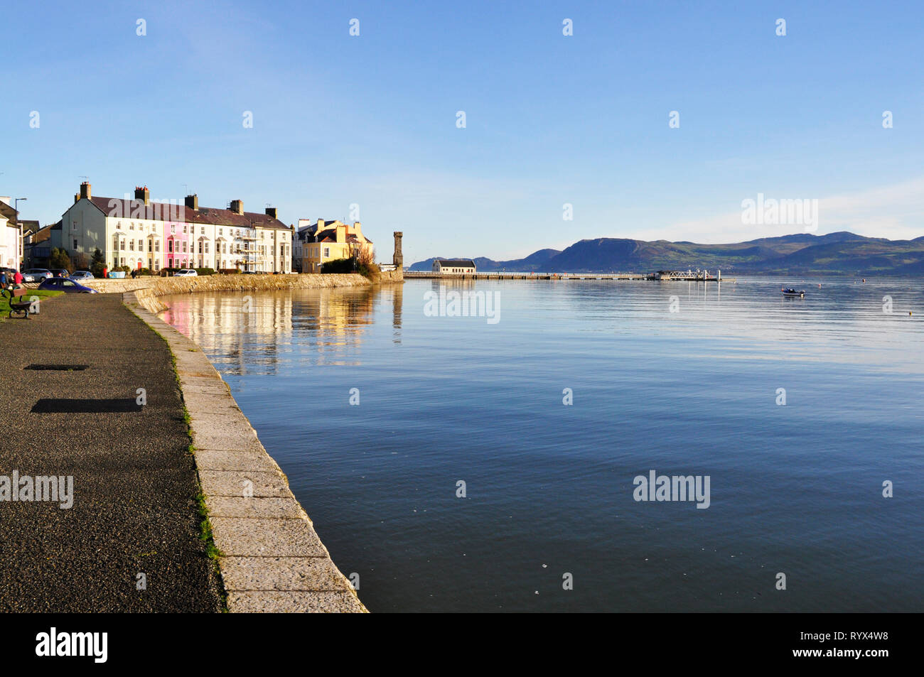 Beaumaris Stadt und Menai Strait von der Promenade bei Flut. Dieser schönen Küstenstadt auf Anglesey im Norden von Wales ist ein beliebter Ferienort. Stockfoto