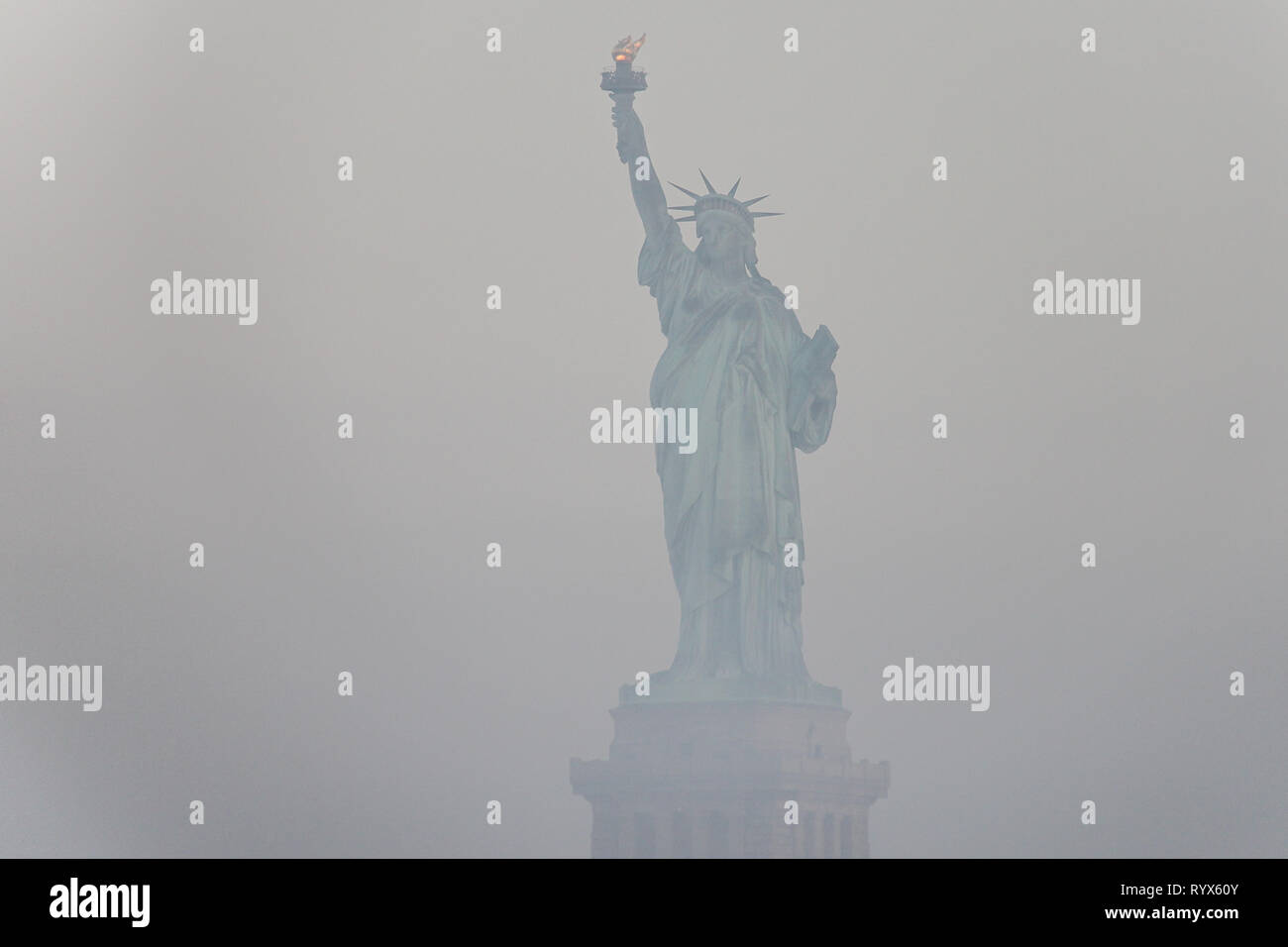 Statue of Liberty National Monument in einer nebligen Wetter, New York City Stockfoto