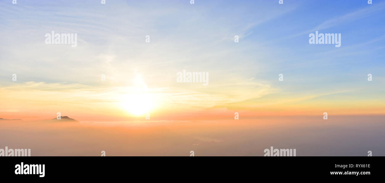 Schönen bunten Sonnenuntergang am Rande der Alpen mit einigen Bergen kleben aus dem Dunst (Bayern, Deutschland). Kopieren Sie Platz. Stockfoto