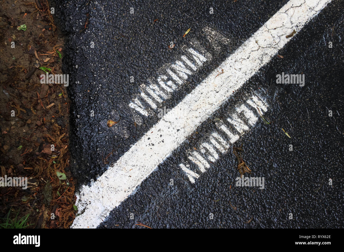 Trennlinie zwischen Virginia und Kentucky lackiert mit weißer Farbe auf den Asphalt. Stockfoto