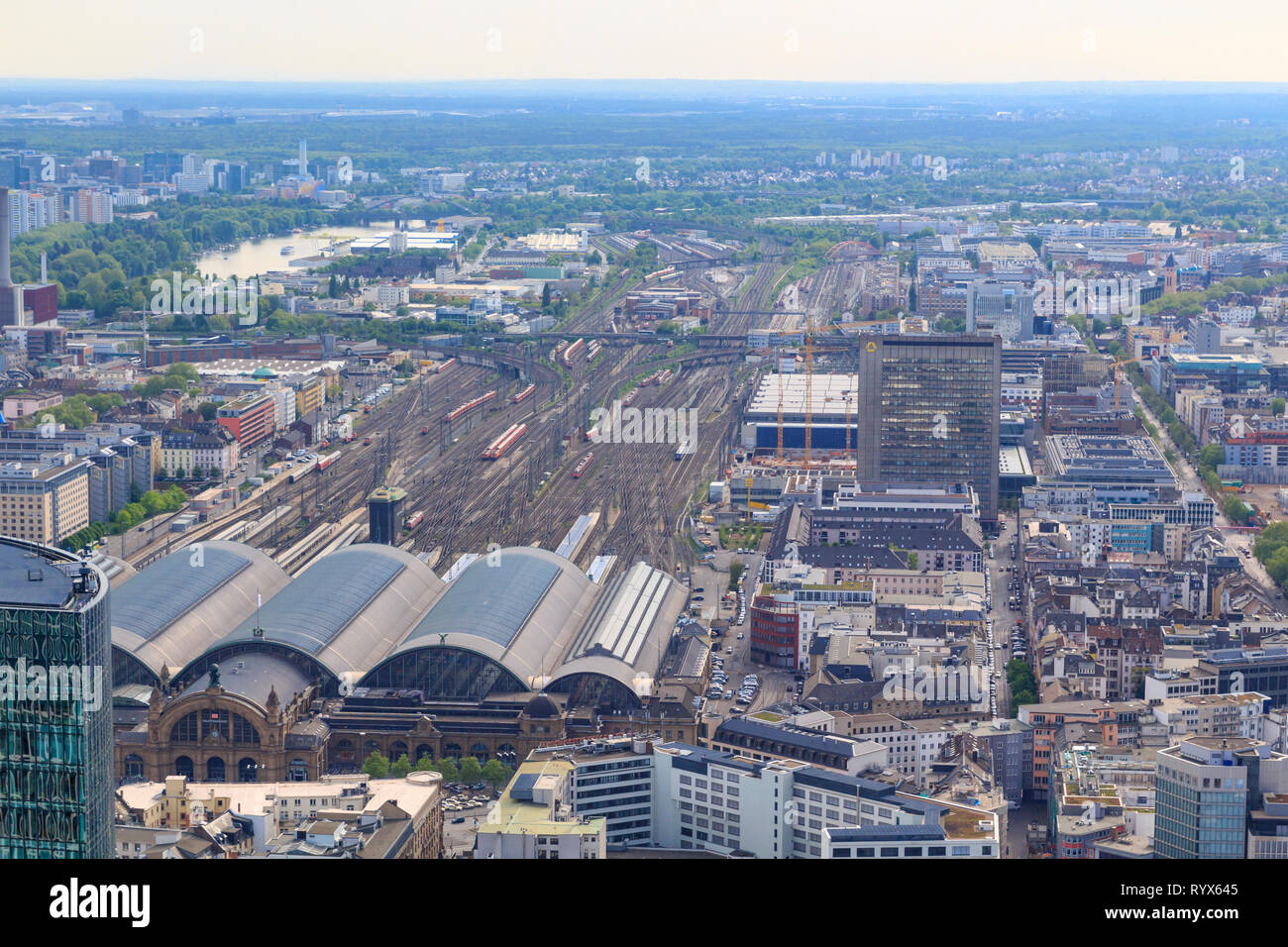 Frankfurt City Blick von Oben auf dem Main Tower, mit den grossen Hauptbahnhof im Hintergrund Stockfoto