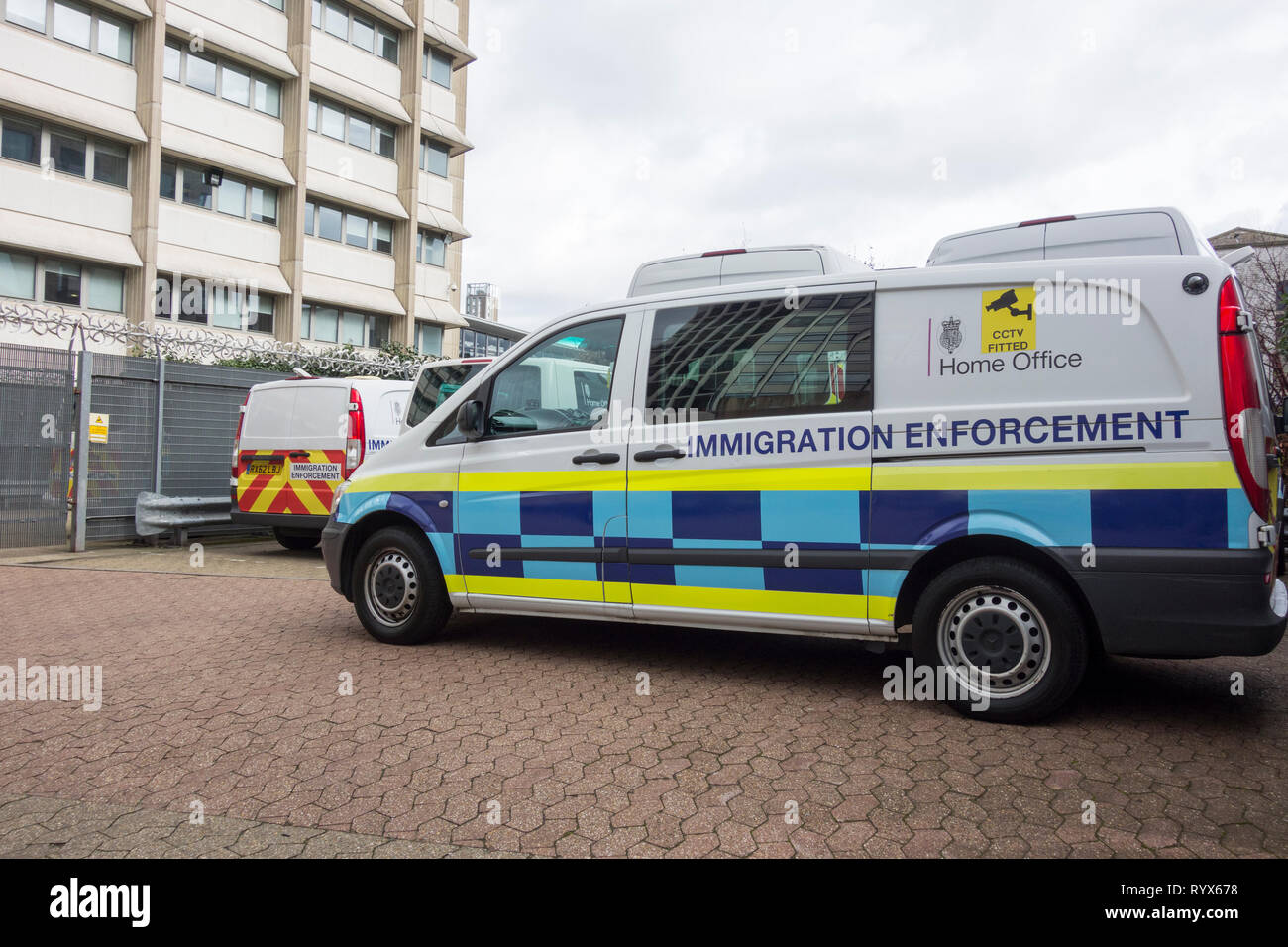 Der Van der Einwanderungsbehörde parkte vor einem Gebäude in London, England, Großbritannien Stockfoto