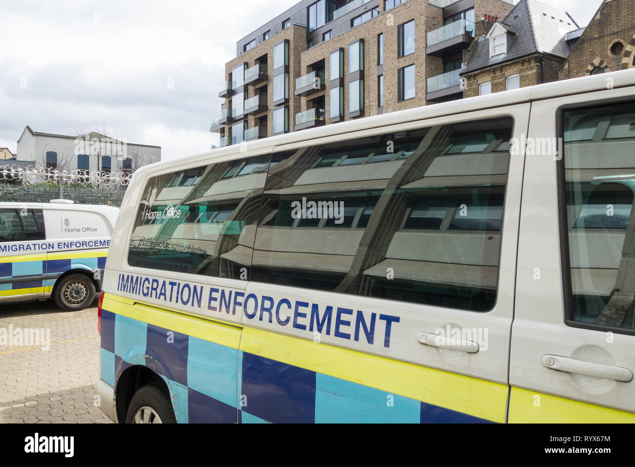 Home Office Immigration Durchsetzung Vans außerhalb eines Gebäudes in Central London geparkt, Großbritannien Stockfoto