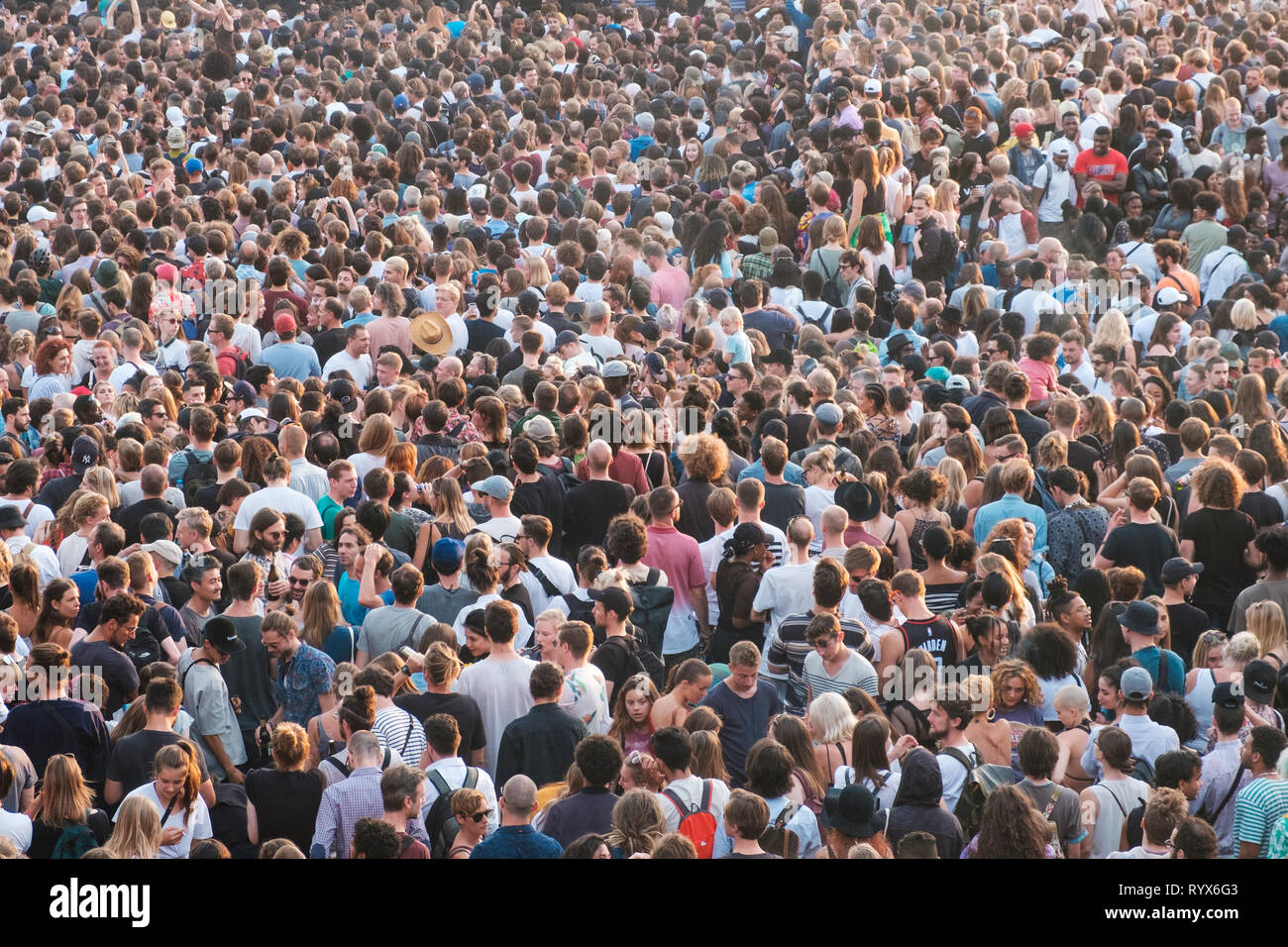 Berlin, Deutschland - 21. Juni 2017: viele Menschen in überfüllten Park (Mauerpark) bei "fete De La Musique" in Berlin, Deutschland. Stockfoto