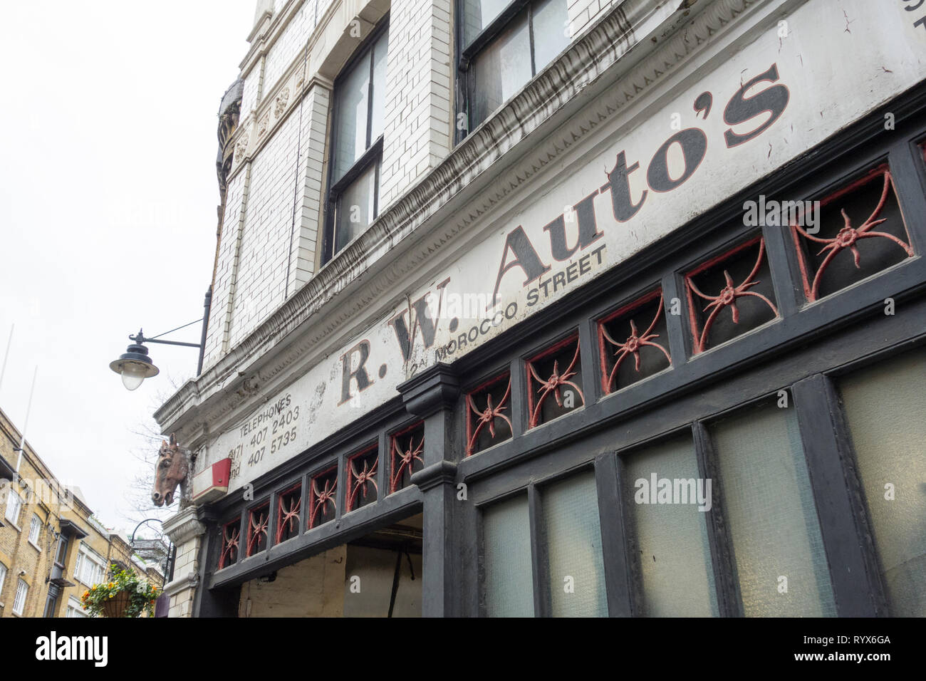 R.W. Autos auf Marokko Street, Southwark, London, UK Stockfoto