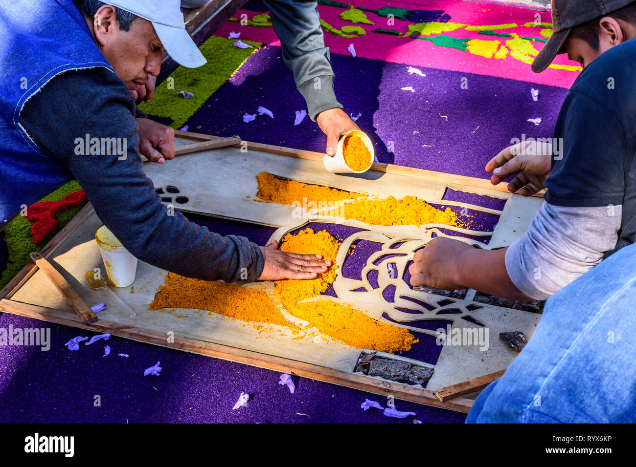 Antigua, Guatemala - März 11, 2018: Dekorieren gefärbte Sägespäne Fastenzeit Teppich zerstört Momente später durch Prozessionen in der Kolonialstadt. Stockfoto