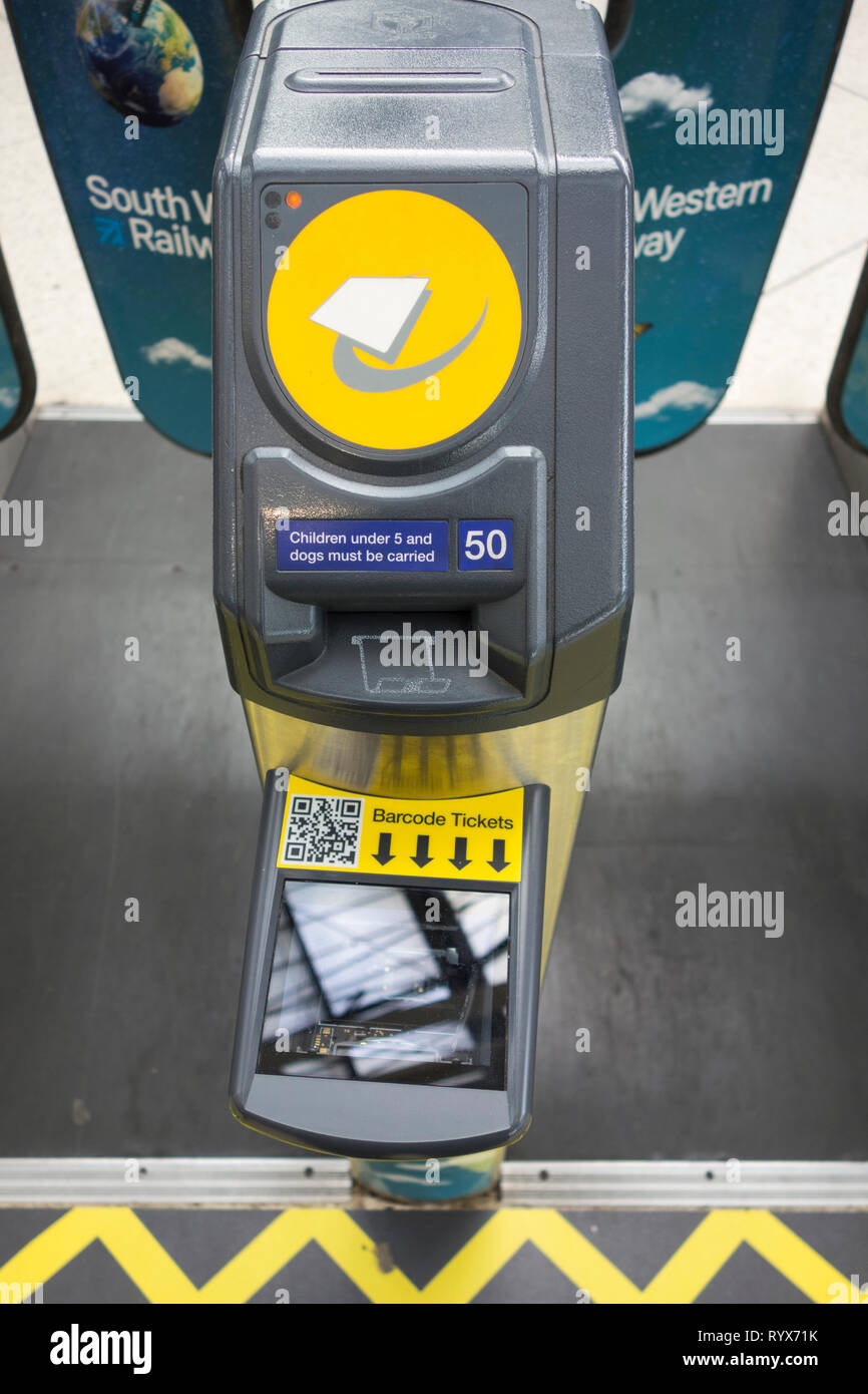 Barcode Tore und Barcode Ticket Scanner an einem Bahnhof in London, Großbritannien Stockfoto