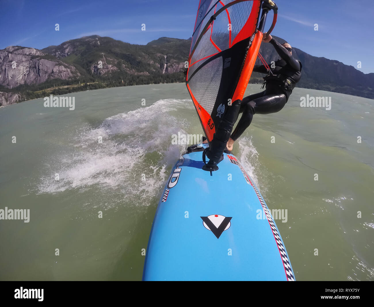 Squamish, British Columbia, Kanada - Juli 01, 2017: Man Windsurfen im Wasser während eines sonnigen Sommertag. Stockfoto