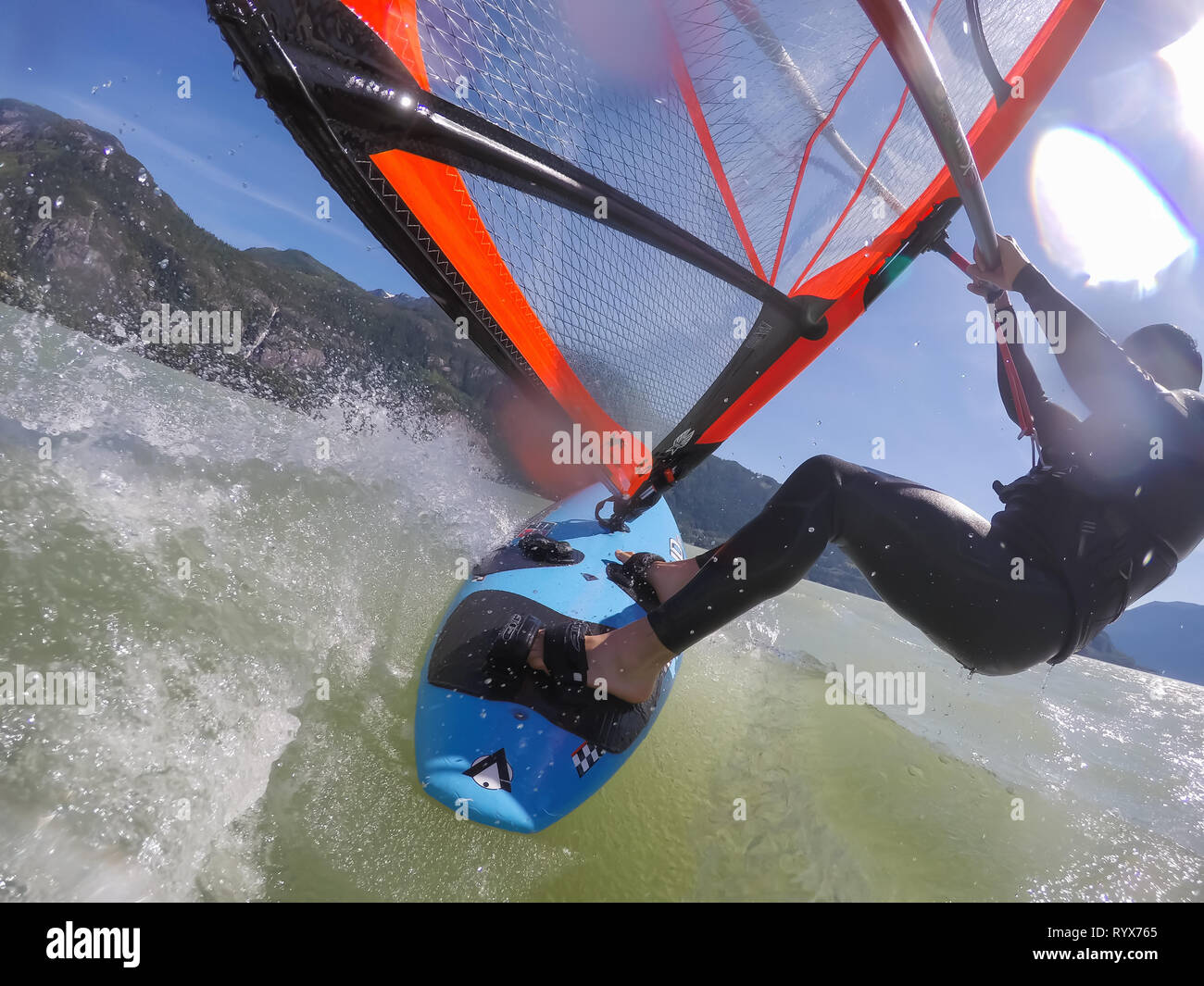 Squamish, British Columbia, Kanada - Juli 01, 2017: Man Windsurfen im Wasser während eines sonnigen Sommertag. Stockfoto