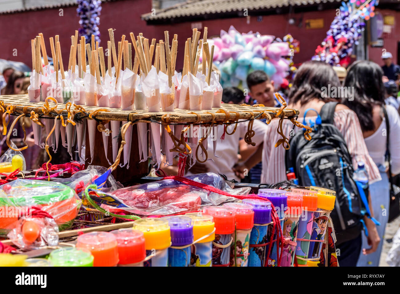 Antigua, Guatemala - März 25, 2018: Straße Verkäufer hinter Fastenzeit Prozession in der kolonialen Stadt mit berühmten Heiligen Woche feiern. Stockfoto