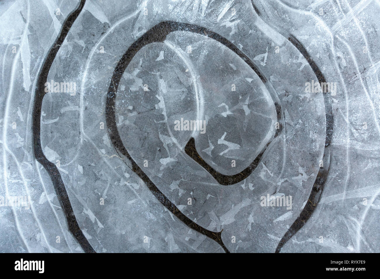Abstraktes Muster auf einer gefrorenen Pfütze Stockfoto