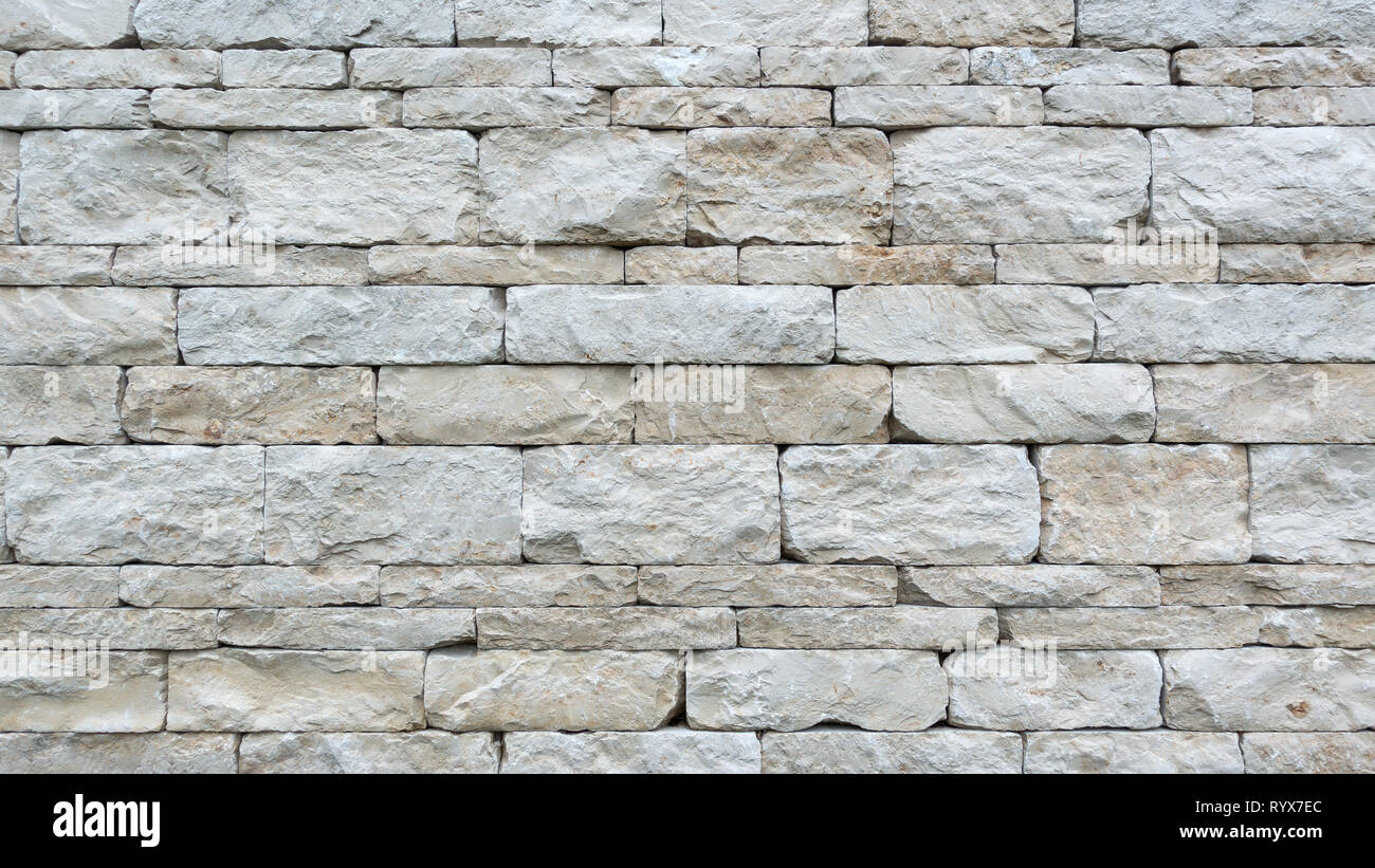 Grau Trockenmauer aus groben Steinen Stockfoto