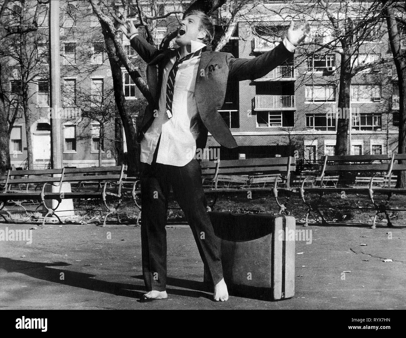 ROBERT REDFORD, barfuss IM PARK, 1967 Stockfoto