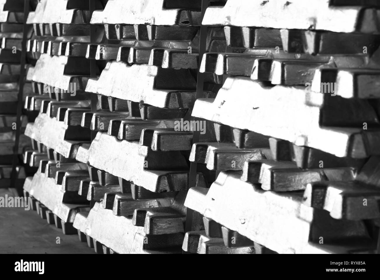 Aluminium-barren im Lager gestapelt Warten auf meltting, industrielle Foto in Schwarz und Weiß Stockfoto