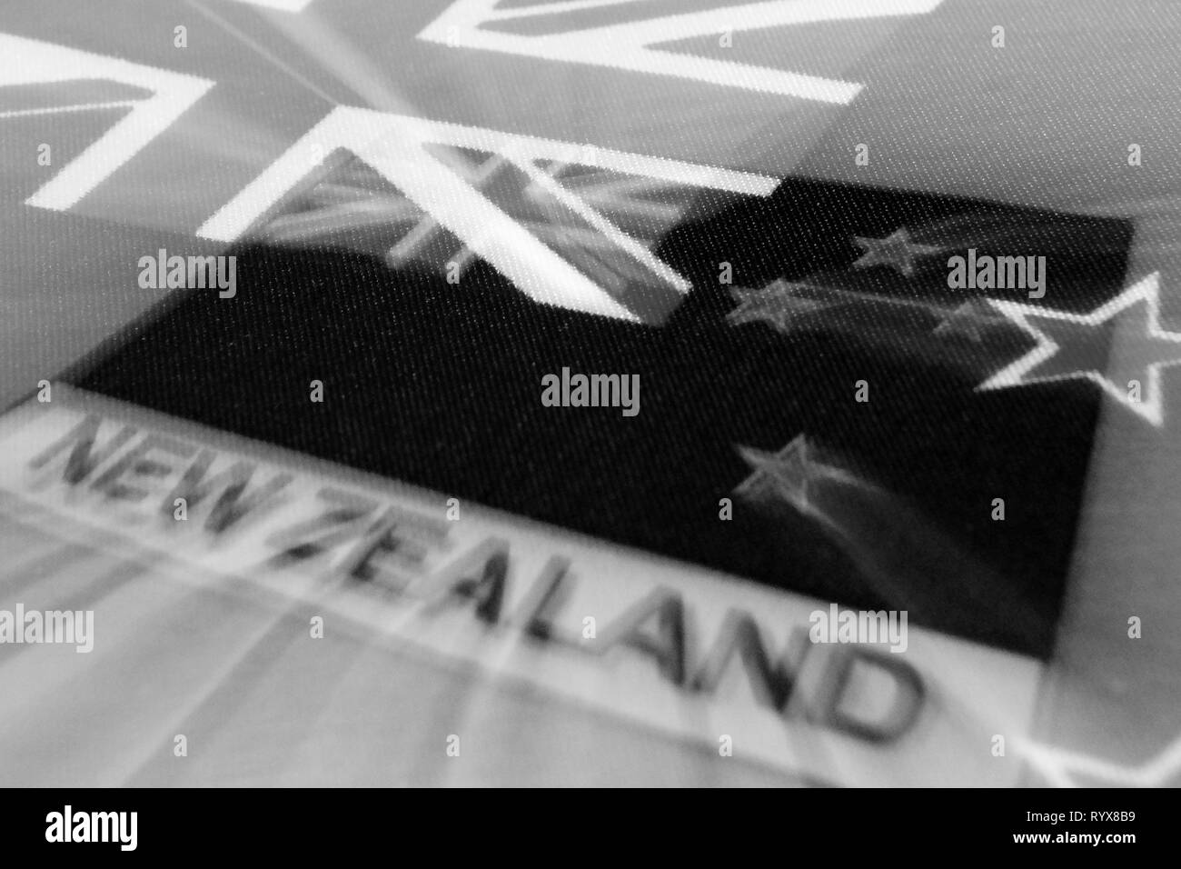 Schwarz-weiß-Bild der Flagge Neuseeland symbolisiert die Trauer. Fliegende Sterne symbolisieren die Seelen der Toten Menschen. Stockfoto