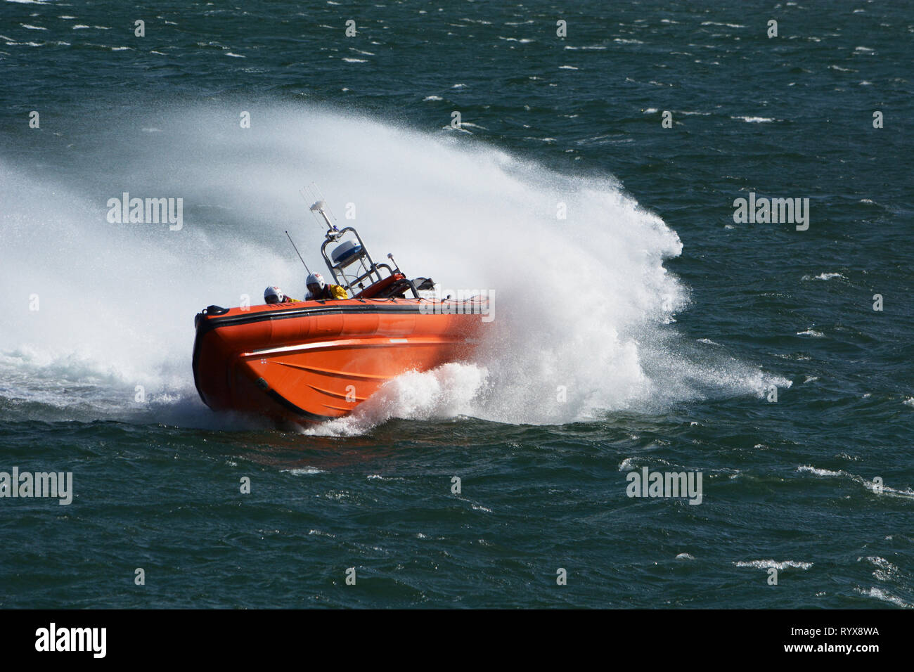 Beaumaris Rettungsboot auf Übung in der Nähe von Beaumaris auf Anglesey im Norden von Wales Stockfoto