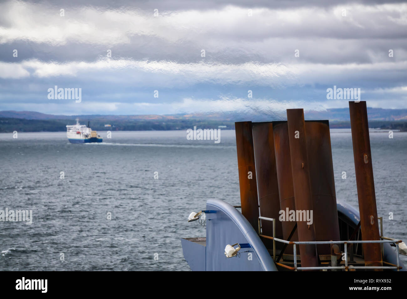 Rauch aus der Auspuffleitung von der Fähre. In der Nähe von North Sydney, Nova Scotia, Kanada. Stockfoto