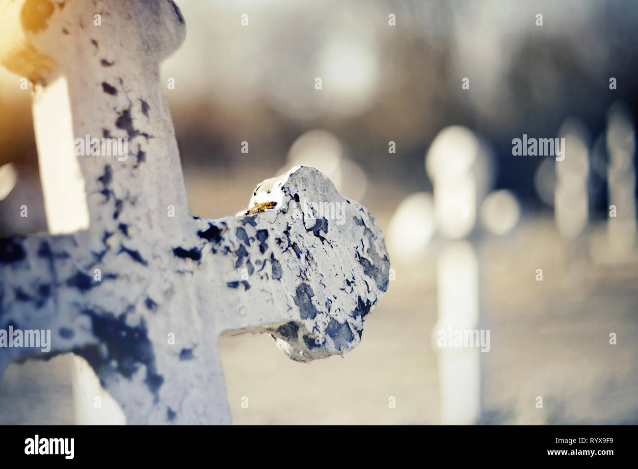 Großherzogliche weiß alte Kreuz auf dem Friedhof. Stockfoto