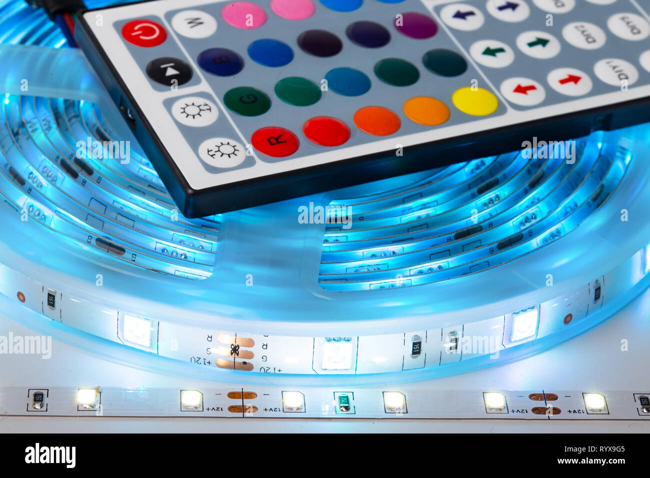 Helle RGB-LED-stripn Licht mit Fernbedienung elektronik Energieeinsparung Dekoration Technik vor weißem Hintergrund Stockfoto