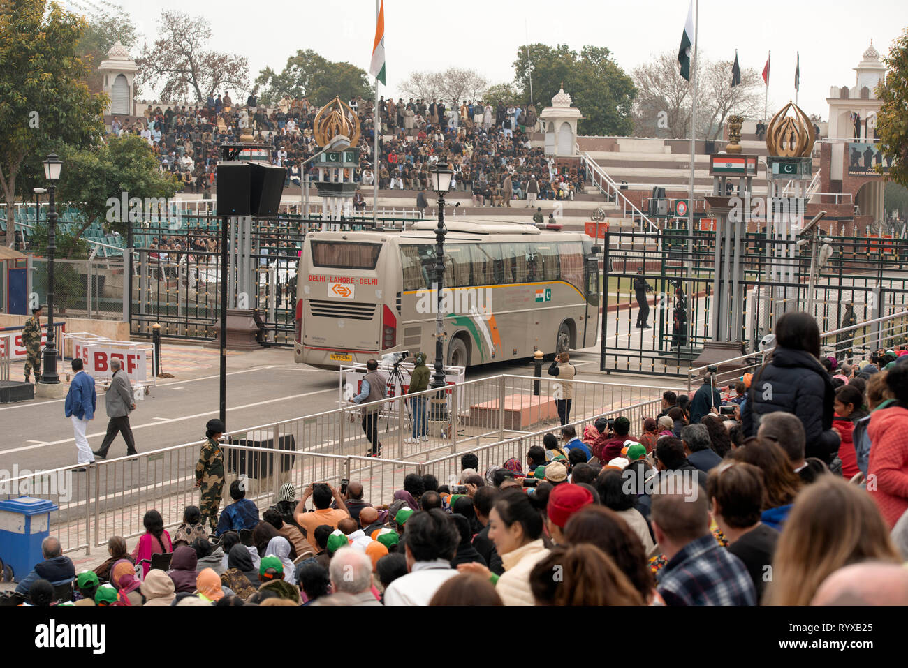 Die Attari-Wagah Grenze Abschlussfeier wird unterbrochen, während ein Bus von Delhi nach Lahore die Grenze überquert. Stockfoto