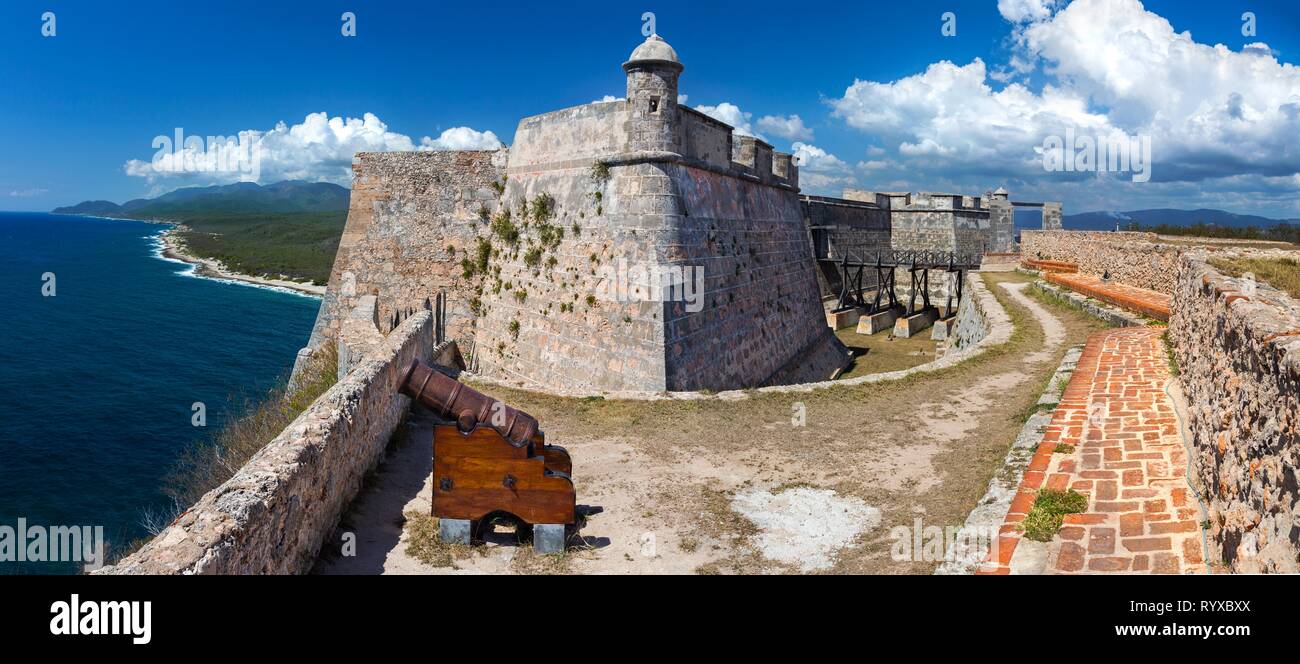Weiten Panoramablick von Castillo del Morro oder San Pedro de la Roca Burg auf Santiago de Cuba Küste, ein UNESCO-Weltkulturerbe Stockfoto