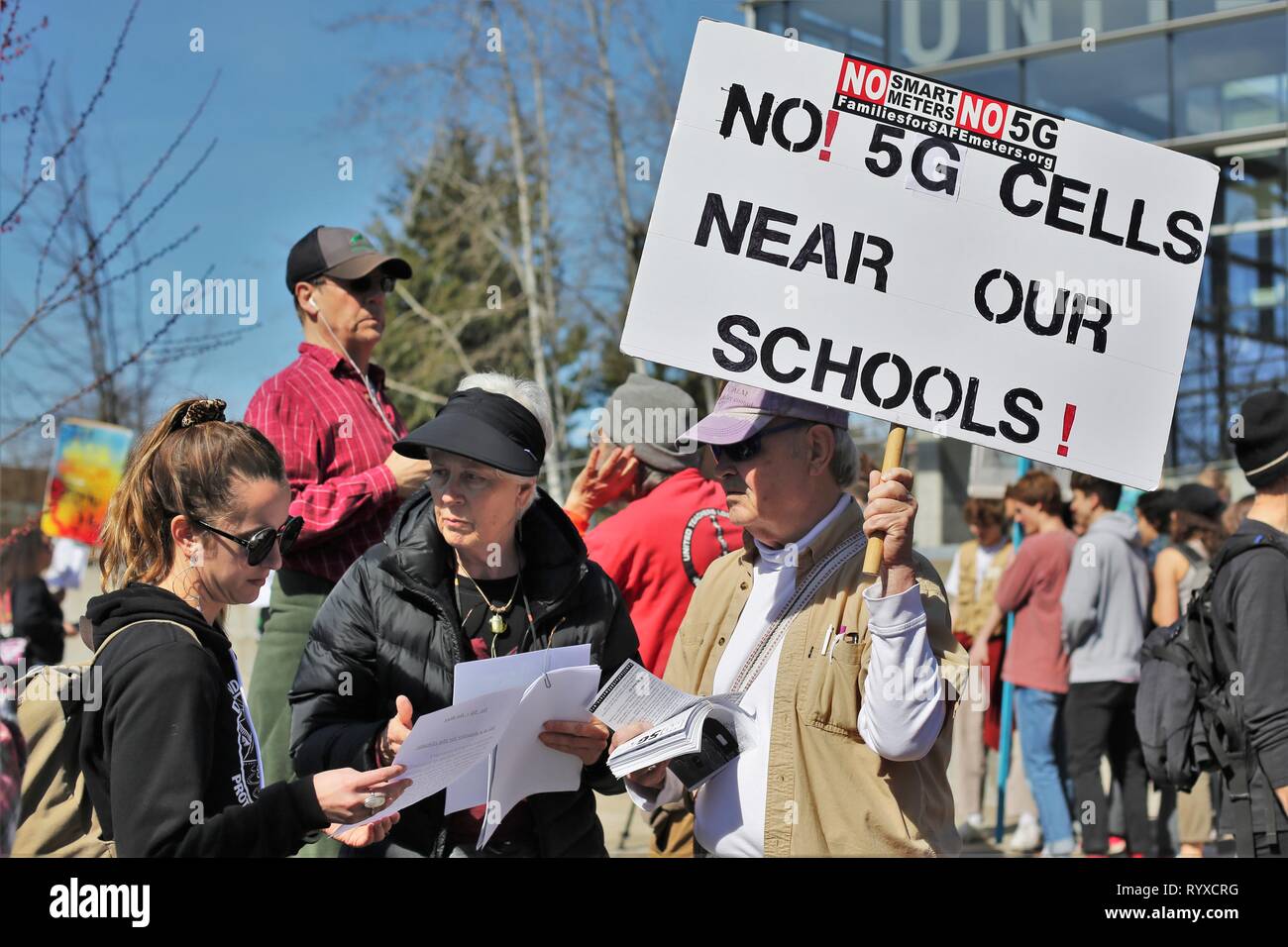 Anti 5G Smart Meter Aktivisten auf das globale Klima Strike Rally in Eugene, Oregon, USA. Stockfoto