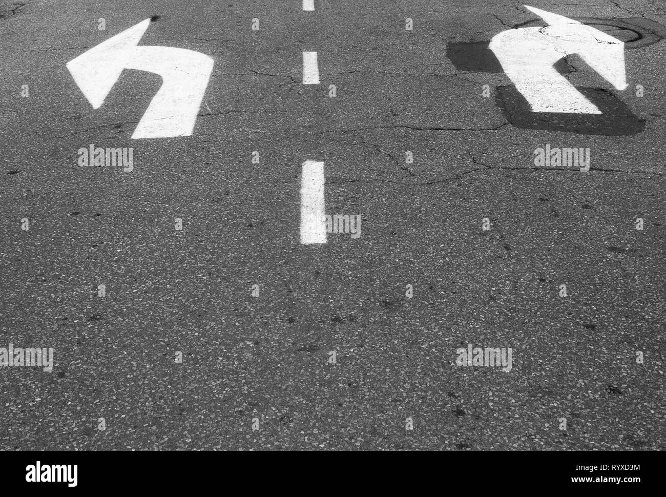 Weiße Pfeile auf die Straße gemalt Stockfoto