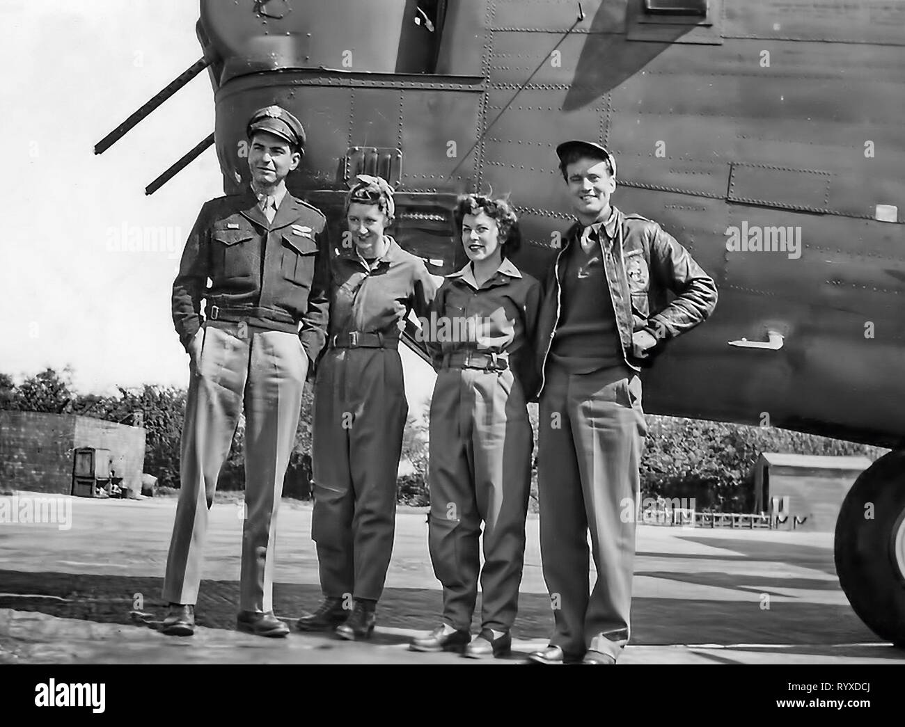Persönliche Fotos und Erinnerungsstücke, die der Bekämpfung der Amerikaner während des Zweiten Weltkriegs. B-24 Liberator Schwerer Bomber und das Bodenpersonal WASP (Women's Air Force Service Piloten). Stockfoto