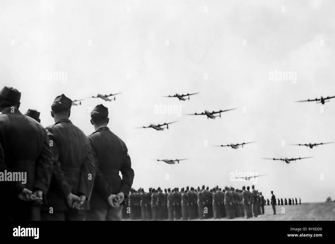 Persönliche Fotos und Erinnerungsstücke, die der Bekämpfung der Amerikaner während des Zweiten Weltkriegs. B-24 Liberator Schwerer Bomber flyover Parade. Stockfoto