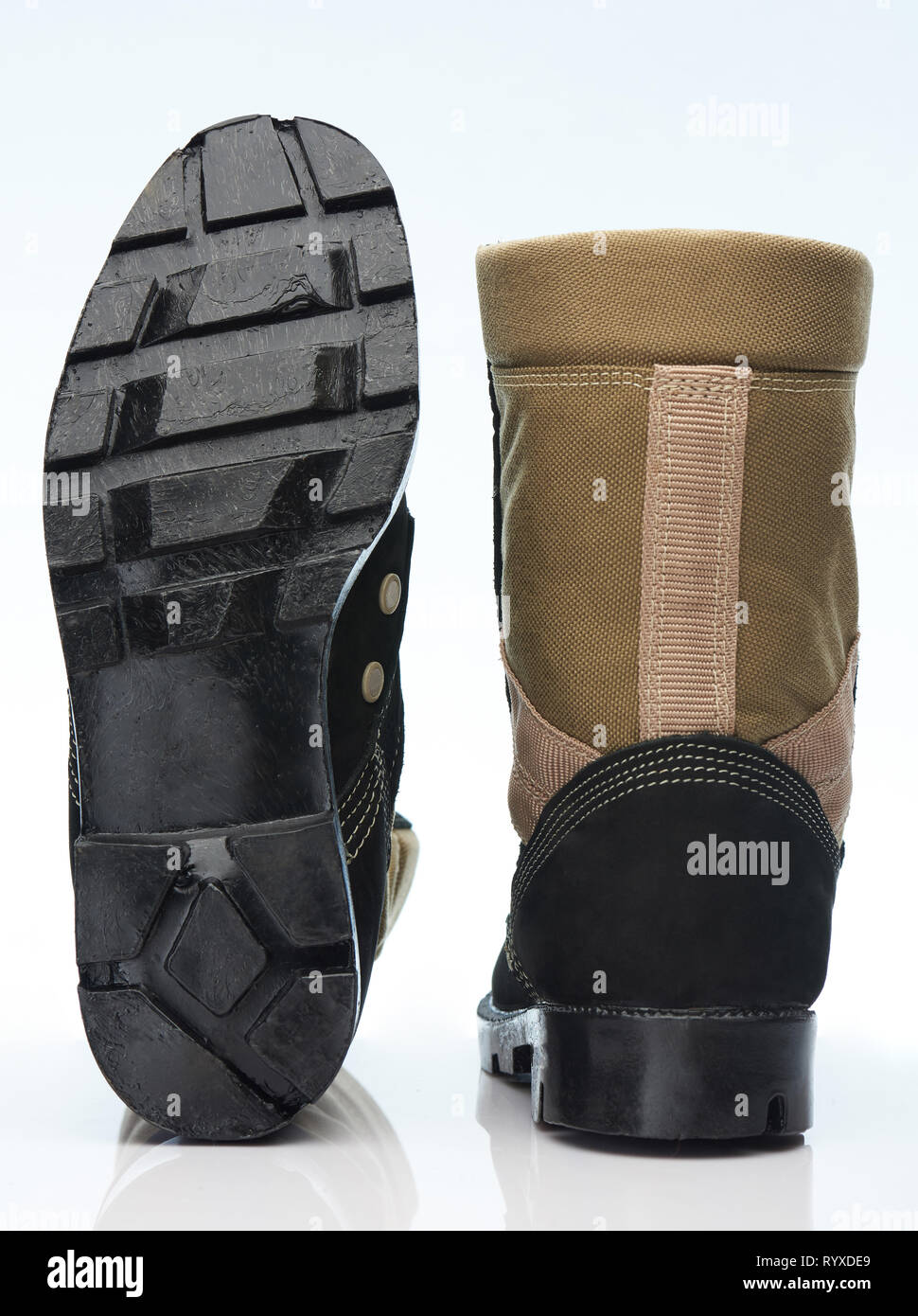 Militärische Schuhe mit schwarzen Schuhen auf weißem Hintergrund Stockfoto