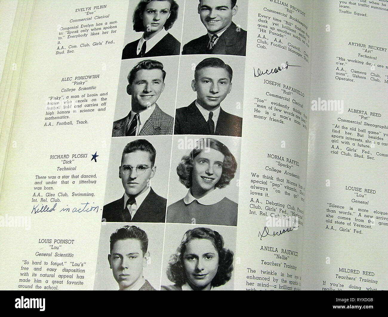 Opfer des Krieges in der Bristol High School Kategorie von 1942 und viele andere Jahrbücher über Amerika während des Zweiten Weltkriegs. Stockfoto