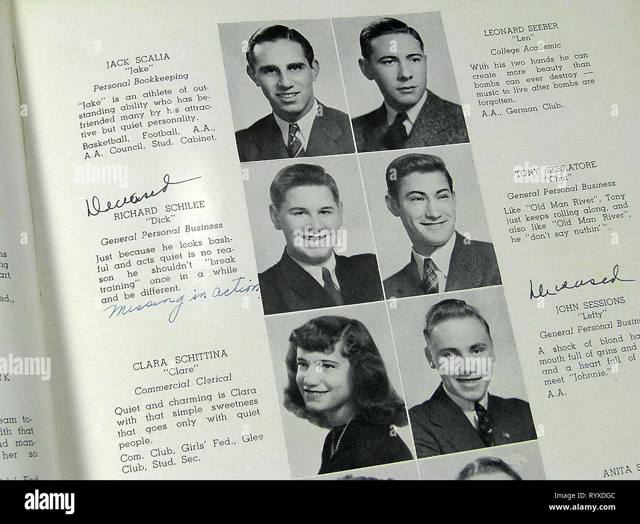 Opfer des Krieges in der Bristol High School Kategorie von 1942 und viele andere Jahrbücher über Amerika während des Zweiten Weltkriegs. Stockfoto