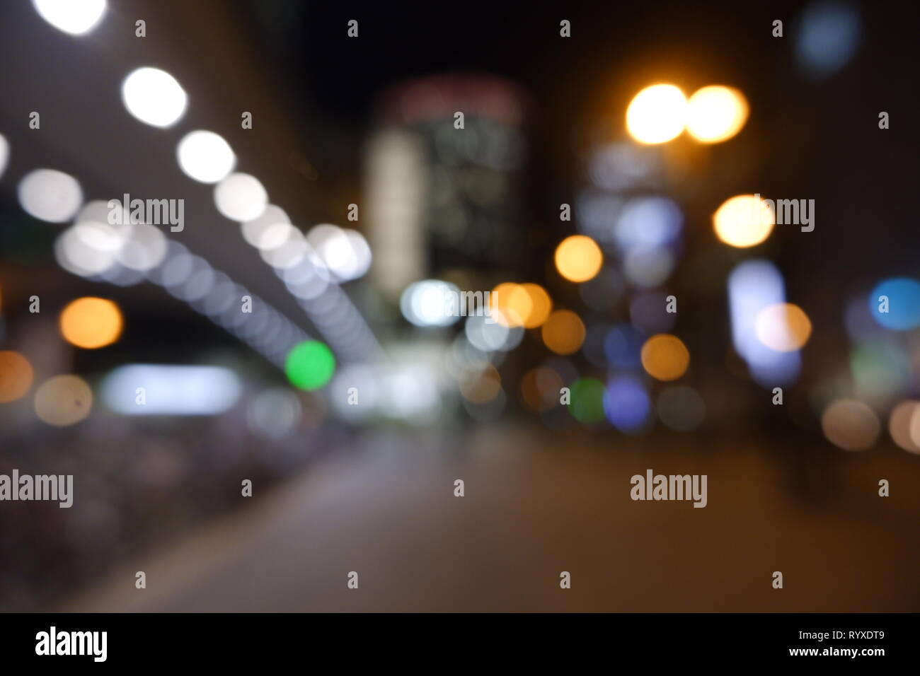 Verschwommen city night light Unschärfe-effekte im Stadtbild Stockfoto