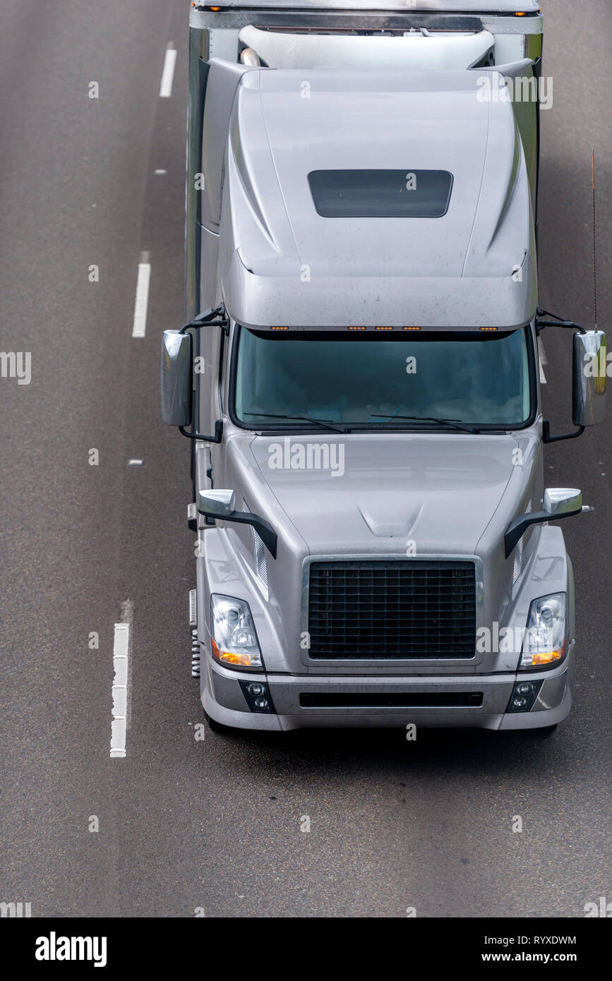 Klassisch-modernen Design eleganten Grau Big Rig Motorhaube Long Haul Semi Truck Transport von tiefgefrorenen und gekühlten Cargo in voller Größe kühlfahrzeug Auflieger mo Stockfoto