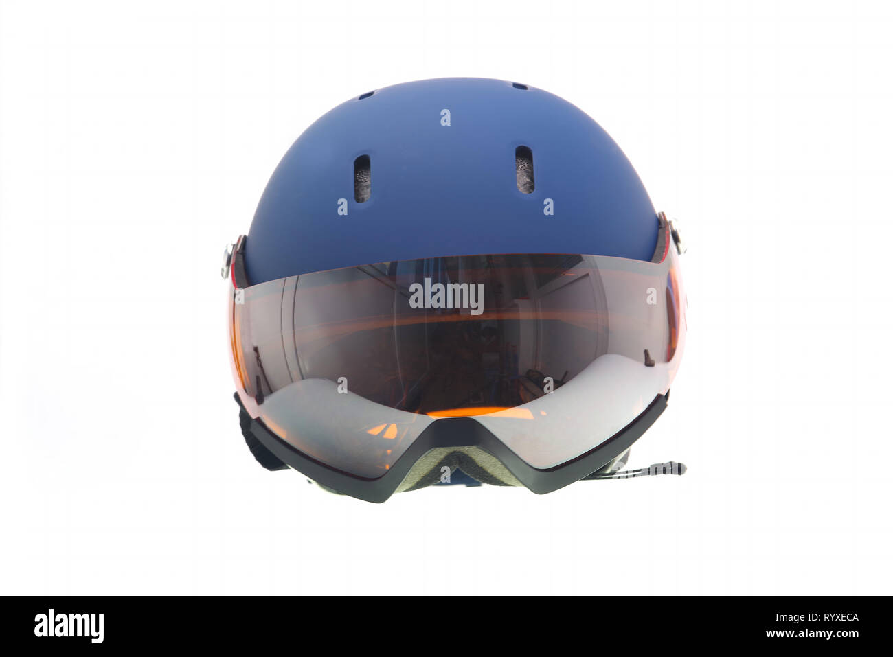 Schützende blaue Ski Helm mit Schnee Brille. Stockfoto