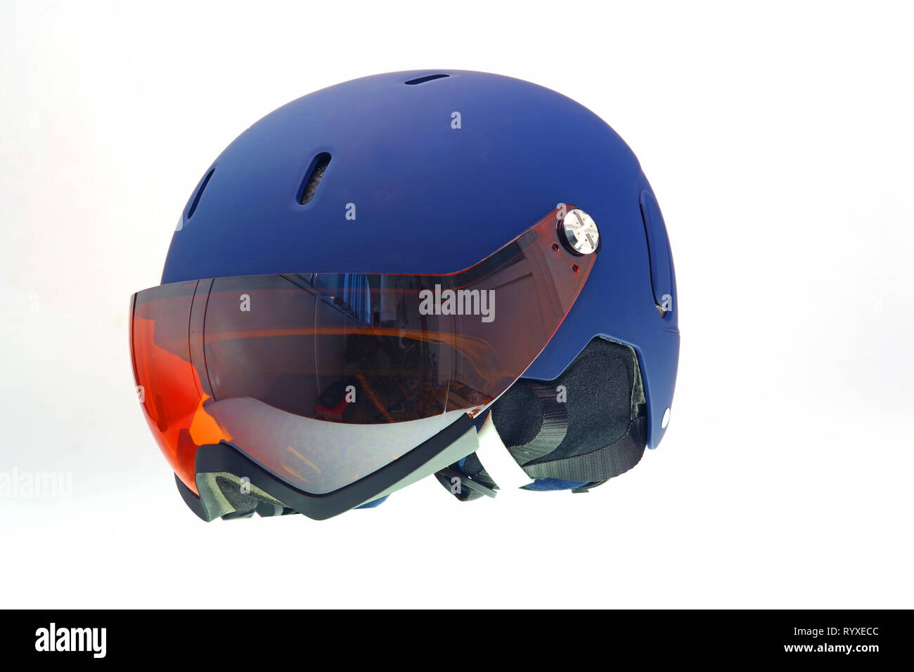 Isolierte Kids Ski Helm mit Snow Goggles. Stockfoto