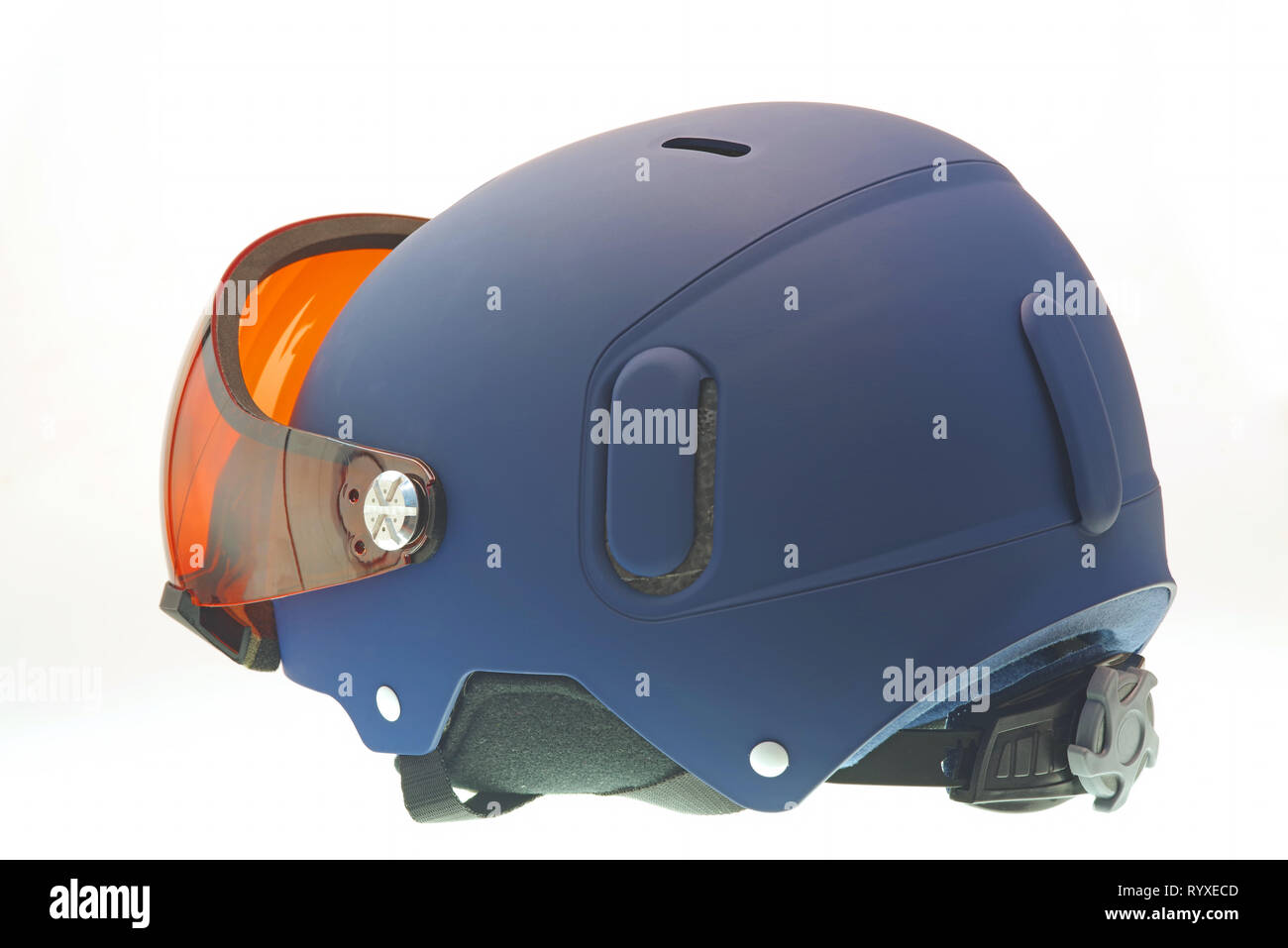 Isolierte Wintersport Helm mit Brille enthalten Stockfoto