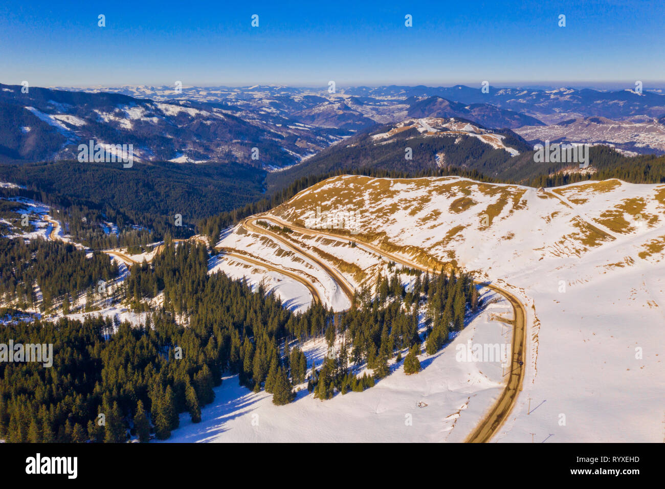 Winter kurvige Straße in das Rarau-massiv, Antenne Szene in den rumänischen Karpaten. Stockfoto