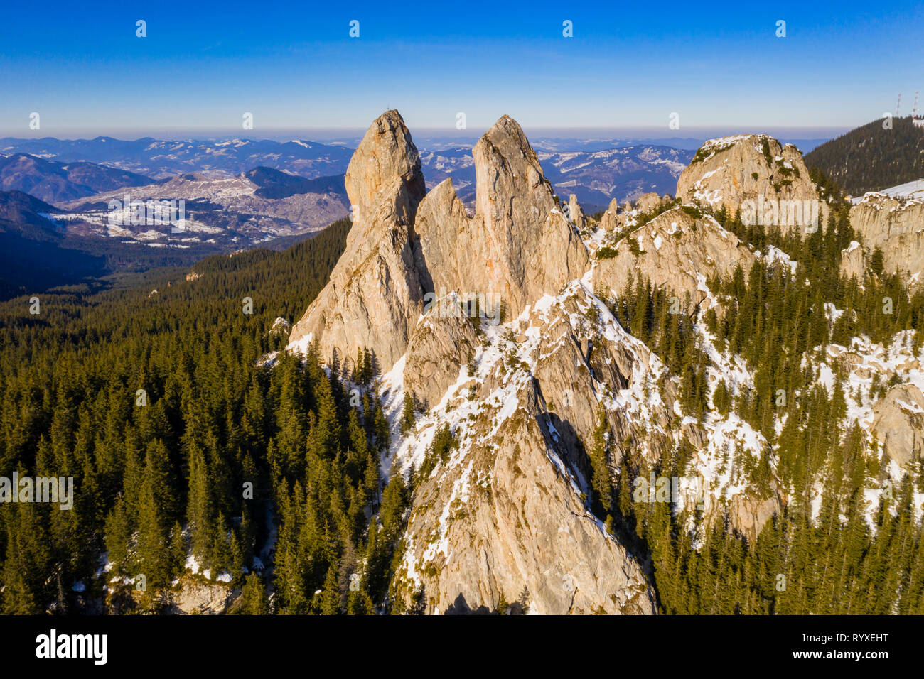 Rocky Mountain Landschaft, Lady's Steine in das Rarau-massiv, Antenne Winter Blick auf das Rarau-massiv top. Stockfoto