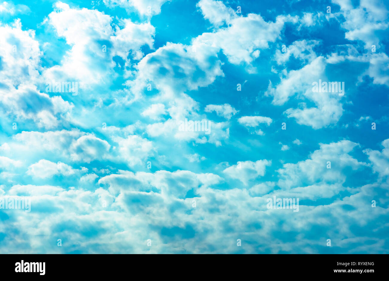 Schönen blauen Himmel und weißen Wolken cumulus Abstrakt Hintergrund. Cloudscape Hintergrund. Blauer Himmel und weiße Wolken mit Sonnenstrahlen. Natur Wetter. Hell Stockfoto