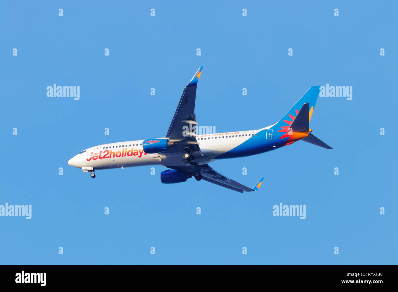 Ein Jet2 Urlaub Boeing 737-G-GDFZ im Endanflug nach Leeds Bradford International Airport. Stockfoto