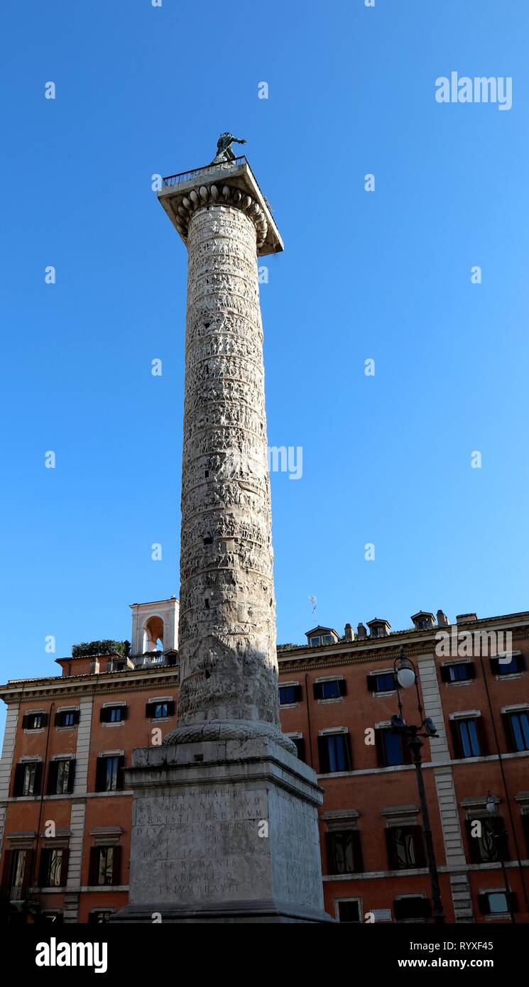 Hohe Säule des Marcus Aurelius in der Piazza Colonna in Rom Italien Stockfoto