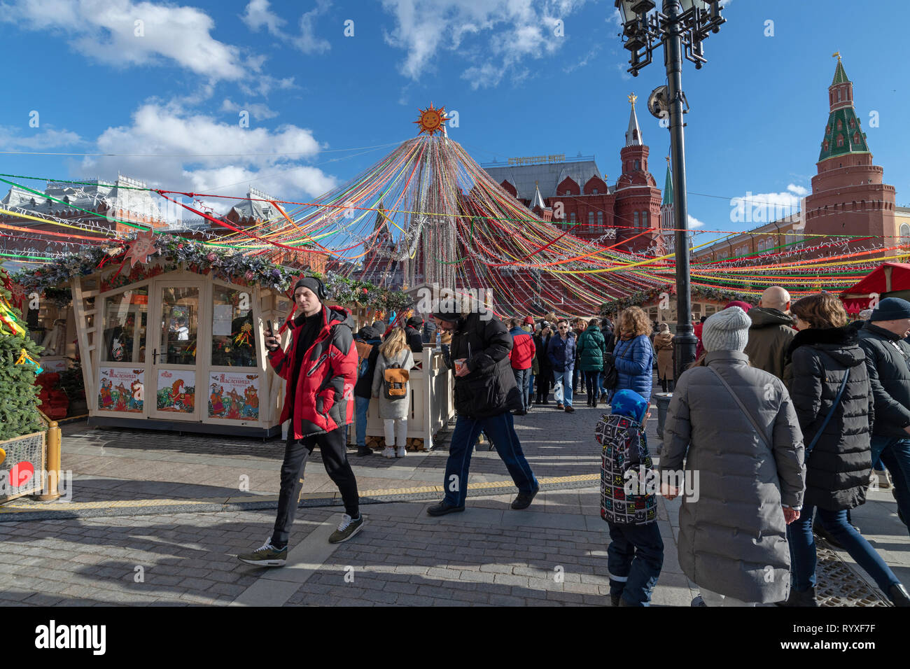 Moskau, Russland - März 9. 2019. Leute an der Manege Square während der Feier von Faschings Stockfoto