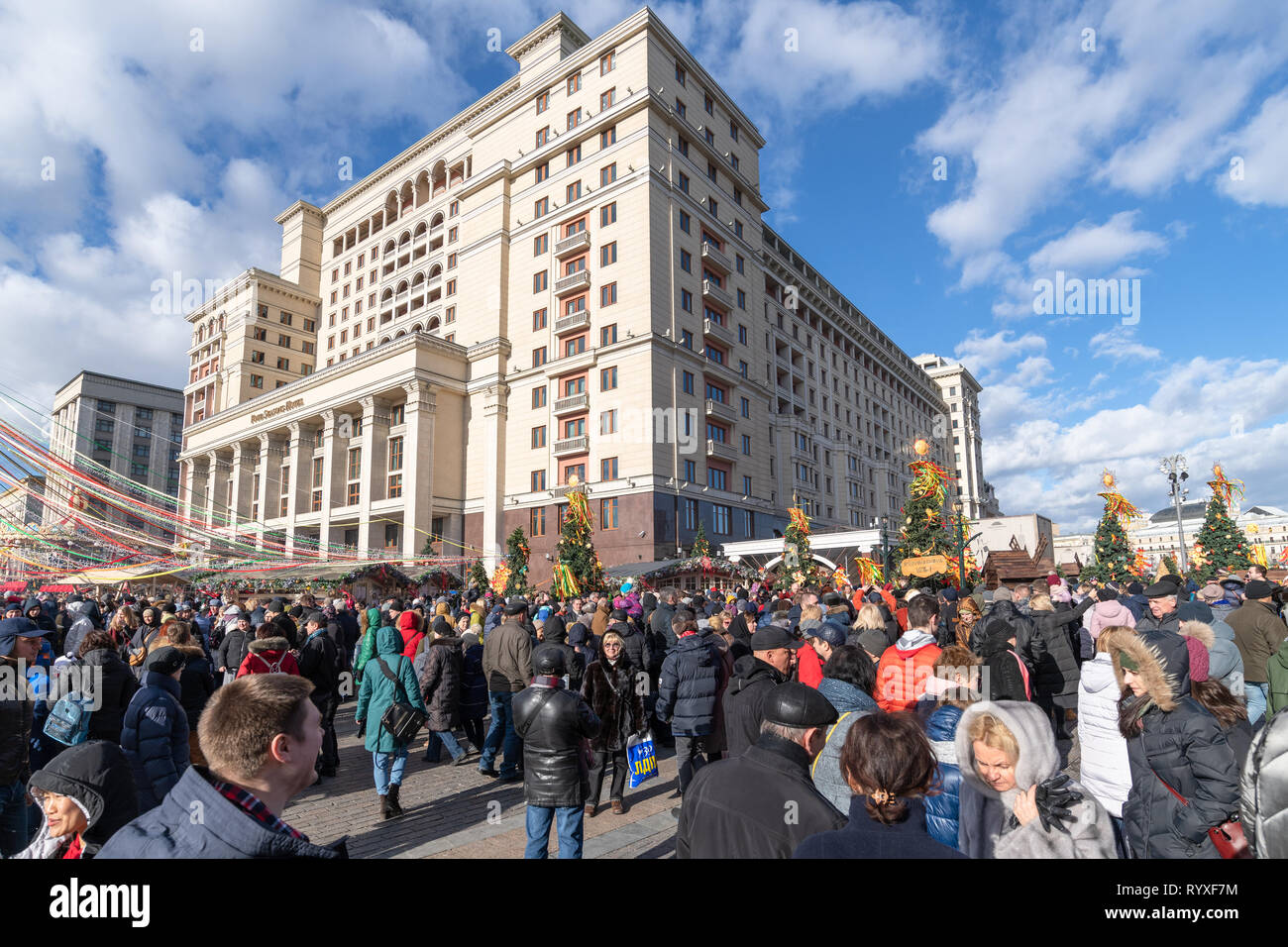 Moskau, Russland - März 9. 2019. Leute an der Manege Square während der Feier von Faschings Stockfoto