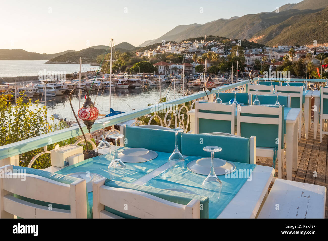 Gemütliches Café im Freien bei Sonnenuntergang in Kas, Mittelmeer, Türkei Stockfoto