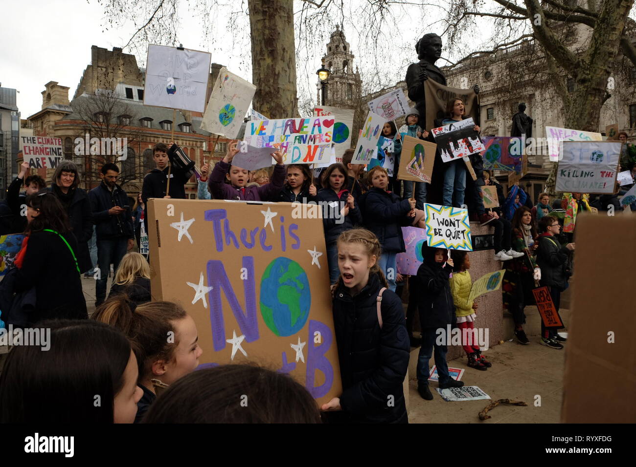 London, United Kinngdom - Freitag, 15. März 2019: Tausende von Studenten und Unterstützer der Streikposten auf den Parliament Square und der Departmnent für Unternehmen Energie und industrielle Strategie zur Unterstützung der Jugend Streik 4 Klima gesammelt. Die#fridaysforfuture Bewegung wurde von Greta Thunberg, eine 16-jährige schwedische Klima Aktivist gestartet und hat an Dynamik rund um die Welt gewonnen. Stockfoto