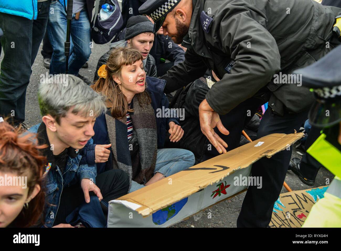 London, Großbritannien. 15 Mär, 2019. Ein Student ist auf die Westminster Bridge nach sich hinzusetzen Protest von Studenten Klimawandel Aktivisten verhaftet. Schülerinnen und Schüler gehen in den Streik in Großbritannien heute fordert mehr Maßnahmen gegen den Klimawandel. Credit: Claire Doherty/Alamy leben Nachrichten Stockfoto