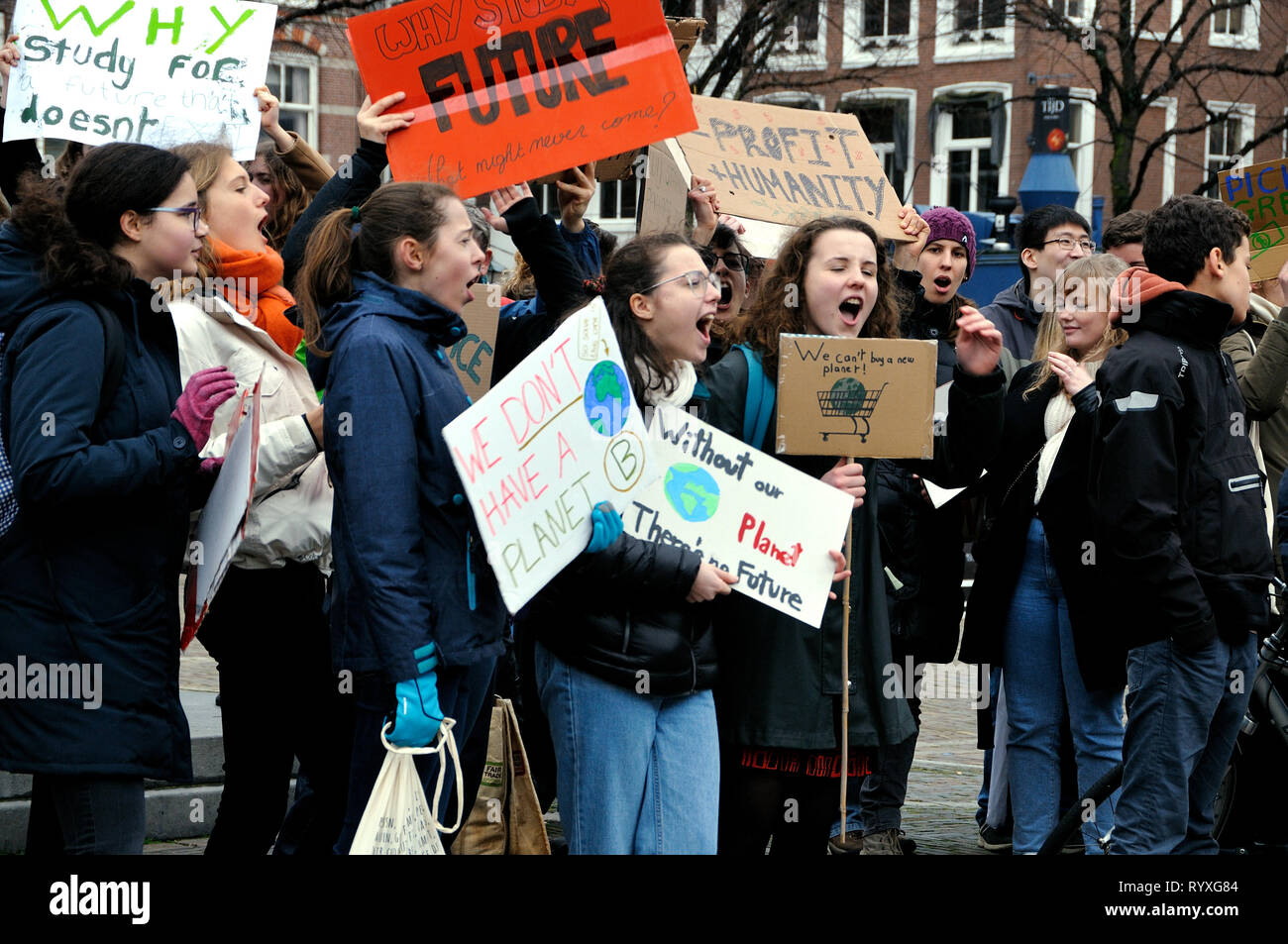 Het Plein, Den Haag, Niederlande. 15. März, 2019. Niederländische Schule Kinder Protest clement Änderung als Teil der #FridayForFuture Bewegung. Die Initiative begann im August 2018, bei der Frühreifen 15-jährige Greta Thunberg vor Ihr Parlament in Schweden jede Schule Tag gesessen für drei Wochen, und gab ihre persönlichen Protest online. Am Donnerstag, den 14. März, 2019 wurde sie von drei norwegischen MPs für den diesjährigen Friedensnobelpreis nominiert. Wenn Sie zu gewinnen; dies würde ihr die jüngste Empfänger seit Malala Yousafzai, der 17 war. Charles M. Vella/Alamy leben Nachrichten Stockfoto