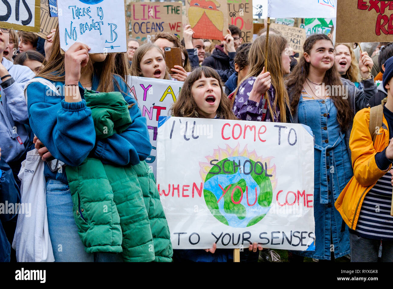 Bristol, UK. 15 Mär, 2019. Bristol College Studenten und Schulkinder, die den Klimawandel Plakate und Schilder abgebildet sind wie sie protestieren außerhalb Bristol City Hall. Die Schüler, die auch in den Streik letzten Monat ging ging heute aus der Schule wieder als Teil eines landesweiten Streik koordinierte Aktion zur Klimapolitik zu zwingen. Credit: lynchpics/Alamy leben Nachrichten Stockfoto