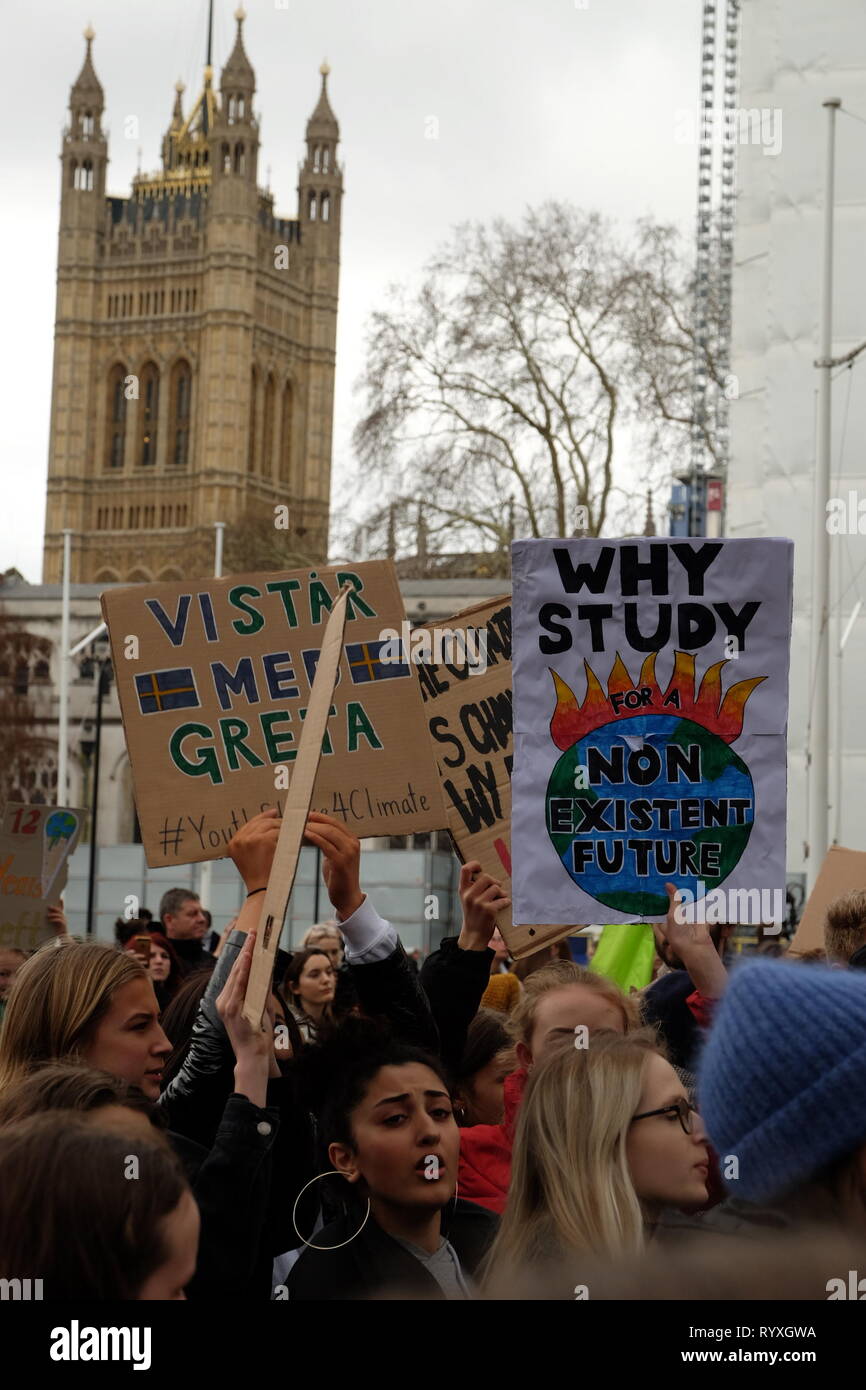 London, United Kinngdom - Freitag, 15. März 2019: Tausende von Studenten und Unterstützer der Streikposten auf den Parliament Square und der Departmnent für Unternehmen Energie und industrielle Strategie zur Unterstützung der Jugend Streik 4 Klima gesammelt. Die#fridaysforfuture Bewegung wurde von Greta Thunberg, eine 16-jährige schwedische Klima Aktivist gestartet und hat an Dynamik rund um die Welt gewonnen. Stockfoto